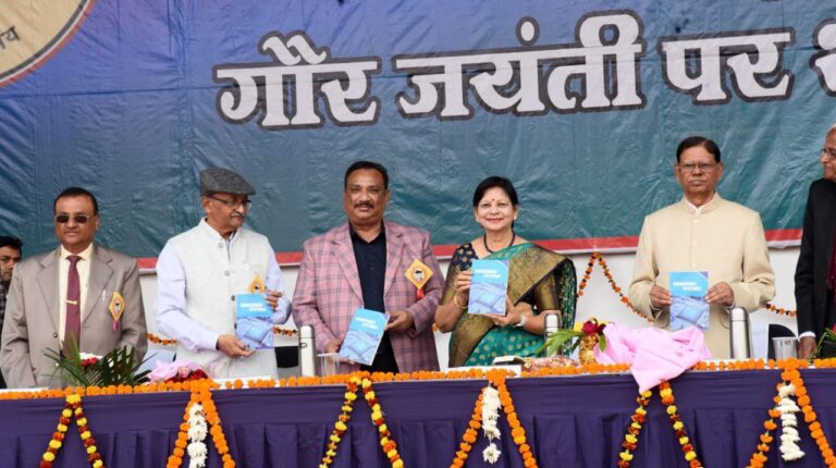 प्रो. आशीष वर्मा द्वारा लिखी पुस्तक ” एंबेडेड सिस्टम ” का विमोचन