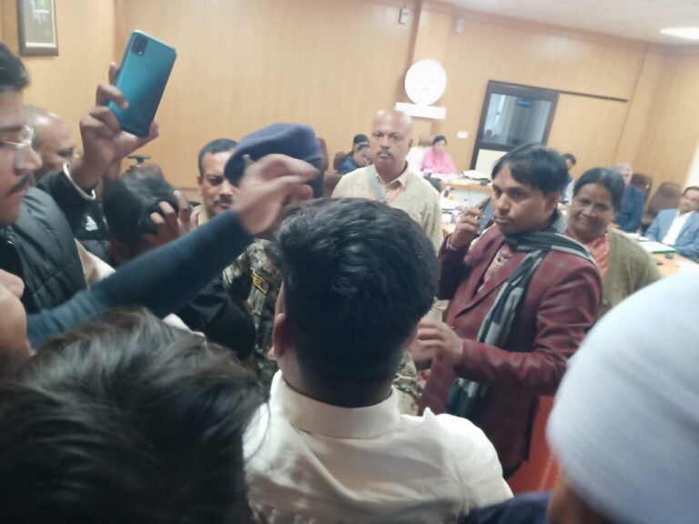 गौर विवि में विद्यार्थी परिषद का हंगामा, कुलपति से माफ़ी मांगने की मांग