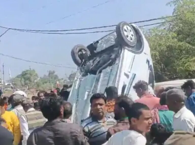 तेज रफ्तार कार के सामने आया कुत्ता, बेकाबू होकर दूसरी कार से टकराई, पिछला हिस्सा हवा में झूला