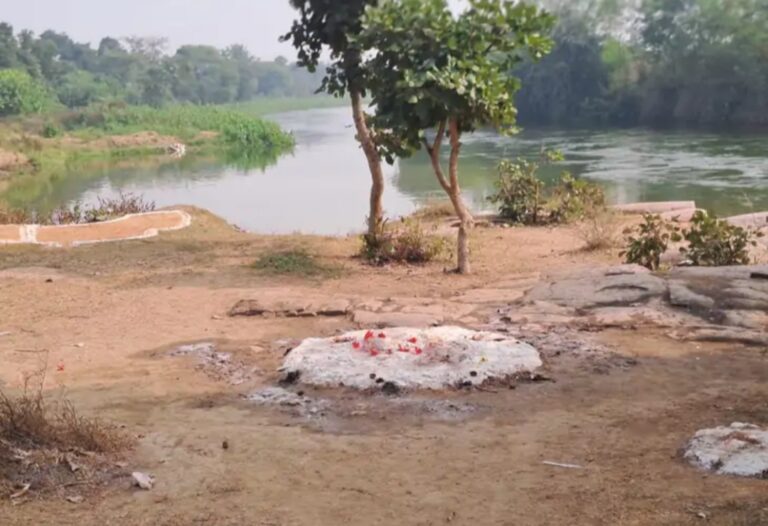 कार्तिक स्नान के दौरान 13 साल की लड़की और 21 वर्षीय महिला की मौत