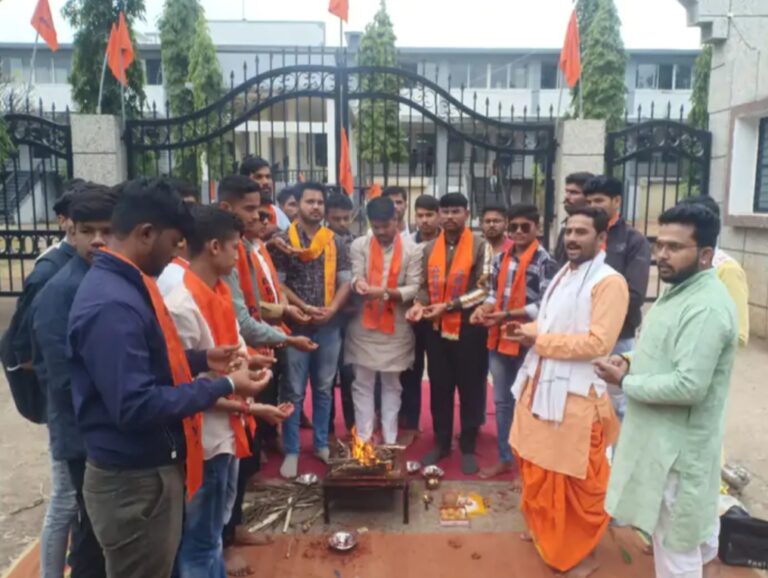 गौर प्रतिमा पर जूते पहनकर माल्यार्पण मामले में यूनिवर्सिटी के प्रशासनिक भवन के सामने छात्रों ने किया सद्बुद्धि यज्ञ 