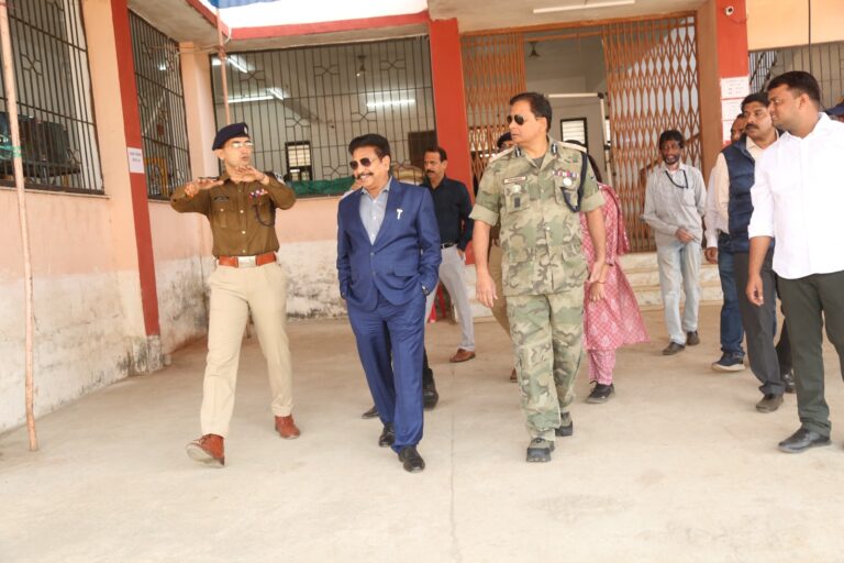 संभागायुक्त ने पुलिस महानिरीक्षक के साथ मतगणना स्थल का निरीक्षण कर,तैयारियों का लिया जायजा, दिए आवश्यक निर्देश