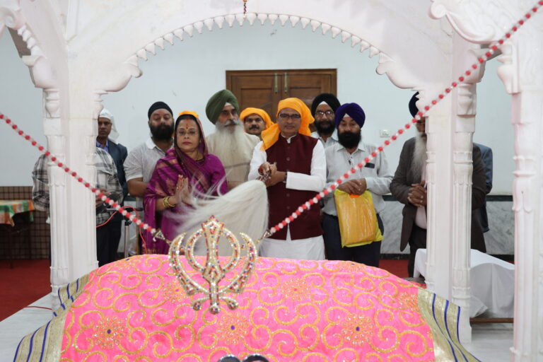 सीएम शिवराज ने प्रकाश पर्व पर गुरूद्वारा हरगोबिंद साहिब में मत्था टेका