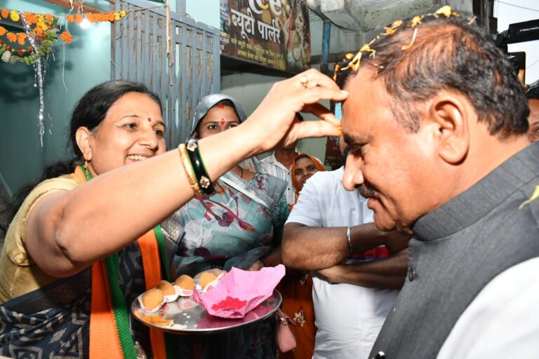 खुरई: मंत्री भूपेंद्र सिंह ने घर-घर जाकर किया जनसंपर्क लाडली बहनों ने तिलक लगाकर दिया जीत का आशीर्वाद