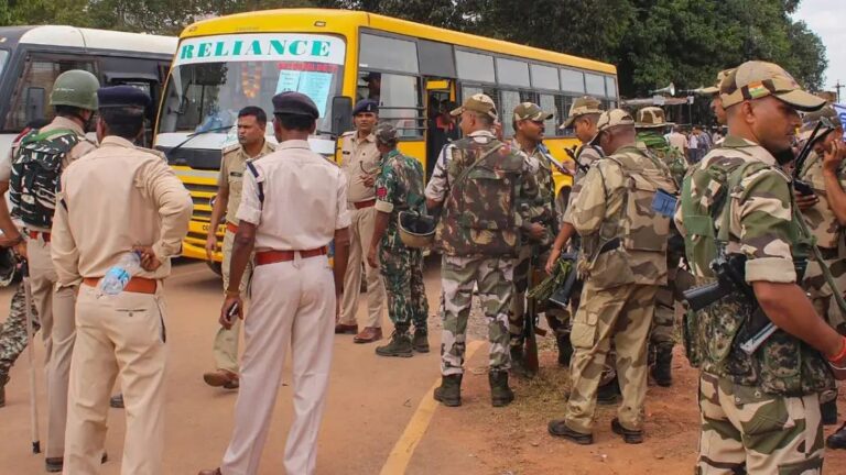 मतदान के बीच में BJP और कांग्रेस कार्यकर्ताओं में झड़प, तलवारबाजी हुई, 4 लोग घायल