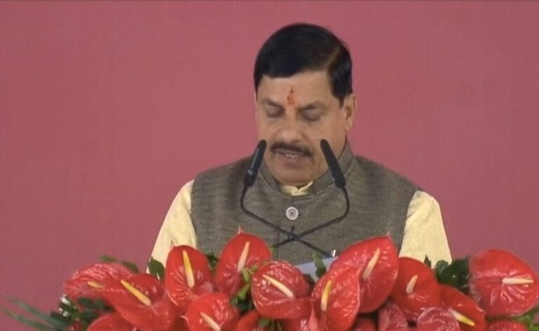 एक्शन में सीएम, मंत्रालय की बैठक में अधिकारियों को सौंपा संकल्प पत्र, बोले-एक सप्ताह में रोडमैप बनाए