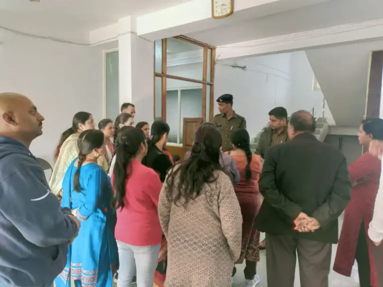 बढ़ती आपराधिक वारदातों से आक्रोशित लोग हो गए लामबंद