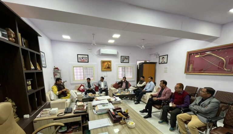 कैबिनेट मंत्री गोविंद सिंह राजपूत ने संभागीय एवं जिला अधिकारियों से की चर्चा, विकसित भारत संकल्प यात्रा के संबंध में जानकारी प्राप्त की