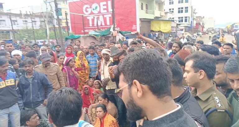 राय अस्पताल पर मामला दर्ज, सड़क पर शव रखकर चक्काजाम, पुलिस का बल प्रयोग