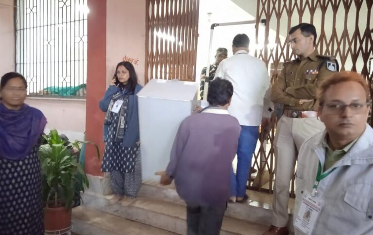 कड़ी सुरक्षा में अभ्यर्थियों, प्रेक्षक की उपस्थिति में डाक मतपत्र कोषालय स्ट्रांग रूम से मुख्य स्ट्रांग रूम पहुंचे