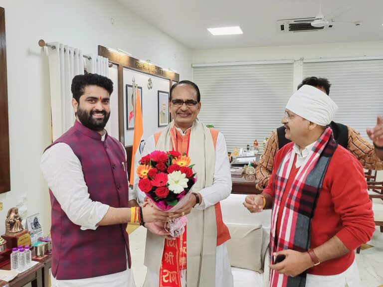 मुख्यमंत्री से मिलें विधायक और जिला अध्यक्ष बंपर जीत की बधाई दी