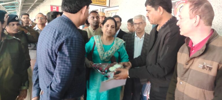 पश्चिम मध्य रेल जबलपुर जोन की महाप्रबंधक बांधोपाध्याय को रेल कर्मचारियों ने ज्ञापन सौपा