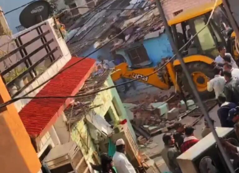 भाजपा नेता पर हमला करने वाले के घर चला बुलडोजर, 3 मकान जमीदोंज,5 आरोपियों भी धराएं