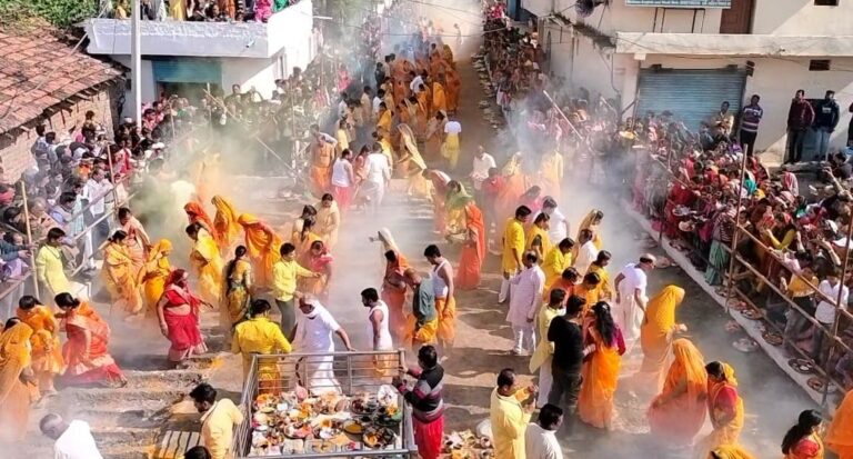 मनोकामना पूर्ण होने पर दहकते अंगारों से नंगे पैर निकलते हैं यहां श्रद्धालु 