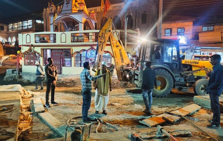 तीन मडिया सड़क का विधायक जैन ने किया निरीक्षण ठेकेदार को फटकार