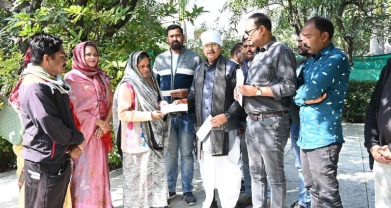 पानी की टंकी से बहाव से प्रभावित लोगों को विधायक जैन ने सहायता राशि के चेक प्रदान किए