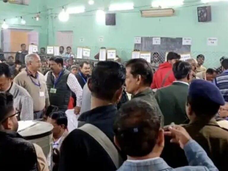 दतिया की 3 सीटों में 2 पर कांग्रेस आगे:गृहमंत्री नरोत्तम मिश्रा 7486 वोटों से पीछे, कांग्रेस के फूल सिंह बरैया की लीड 27 हजार पार