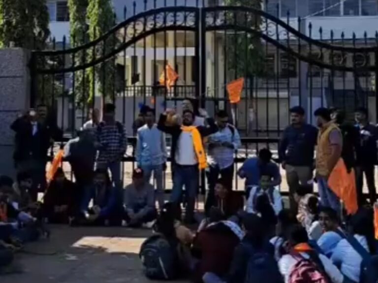 केंद्रीय विश्व विद्यालय में विद्यार्थियों ने किया प्रदर्शन