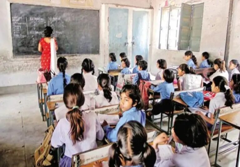 स्कूल में शिक्षकों की ऑनलाइन उपस्थिति लें, जो अनुपस्थित मिलें उनका वेतन काटें : संभागआयुक्त डॉ वीरेंद्र रावत