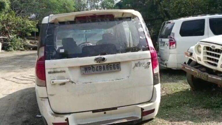 अबैध सागौन की लकड़ी परिवहन करते हुए महिंद्र जाइलो गाड़ी की जप्त