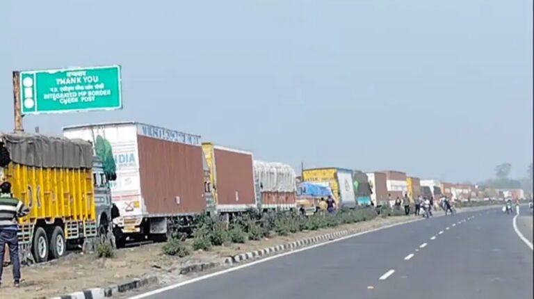 सागर झांसी रोड पर ट्रक ड्राइवरों ने लगाया जाम,नए कानून का विरोध