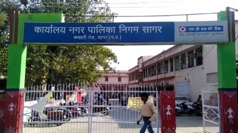 नगर निगम द्वारा खुले में मांस-मछली विक्रय करने वाले दुकानदारों पर की गई कार्यवाही