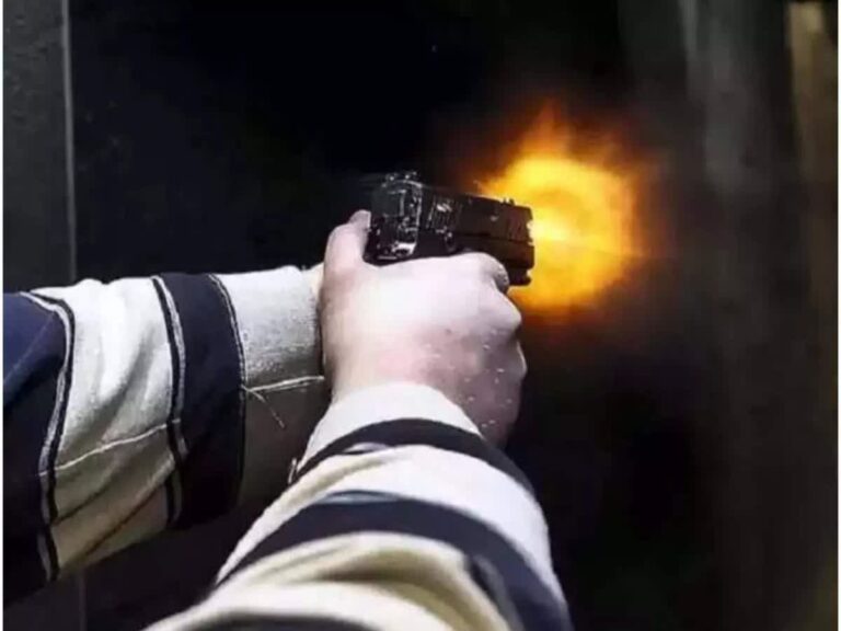 अंधाधुंध फायरिंग में 2 की मौत 4 का इलाज जारी