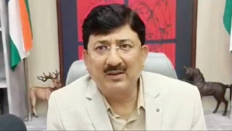 ड्राइवर से “औकात क्या है।” बोलने वाले कलेक्टर को हटाया