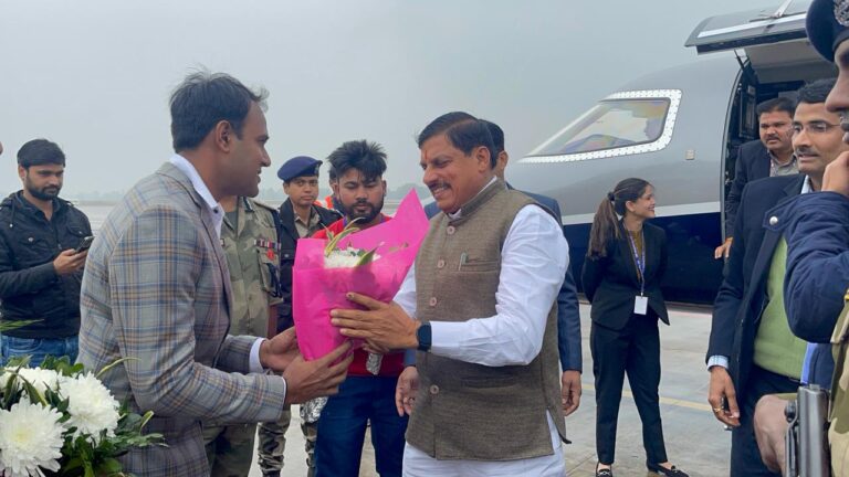 मुख्यमंत्री डॉ. मोहन यादव ट्रांजिट विजिट पर खजुराहो पहुंचे,विमानतल पर किया आत्मीय स्वागत