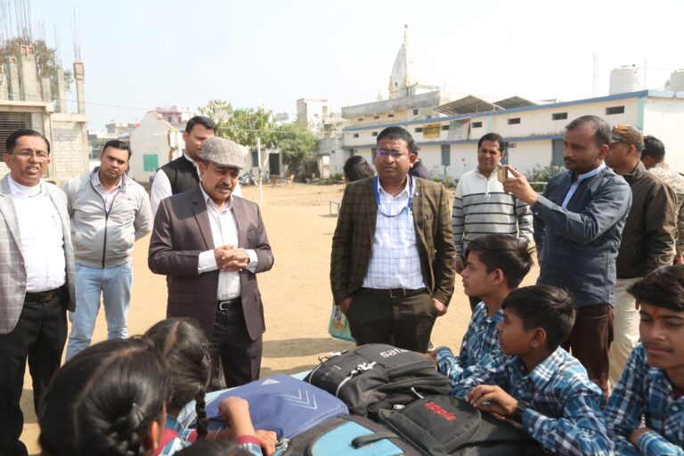 संभागायुक्त डा. रावत ने सीएम राइज के भवन का निरीक्षण कर,छात्र-छात्राओं से चर्चा की