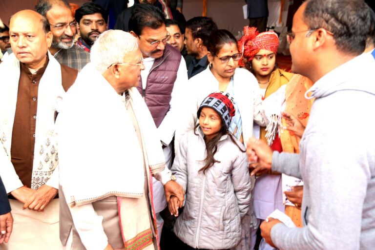 राज्यपाल मंगुभाई पटेल ने ह्रदय रोगी बच्ची से स्वास्थ्य से बारे पूछा