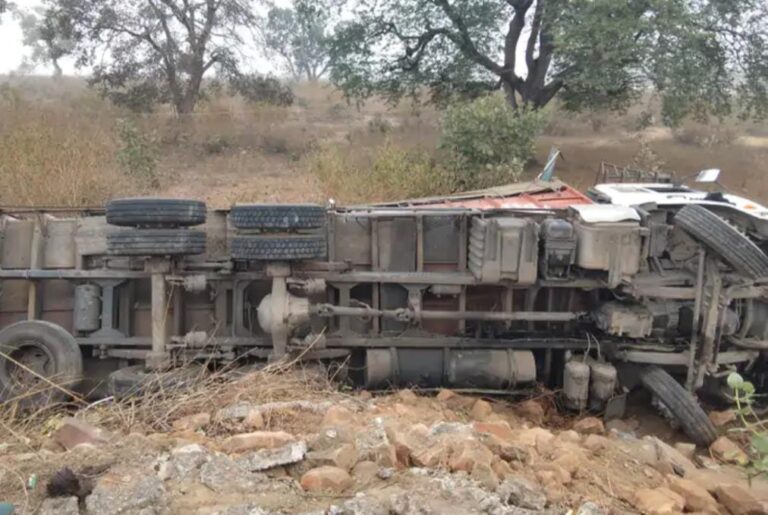 मवेशी को बचाने हाइवे पर पलटा ट्रक
