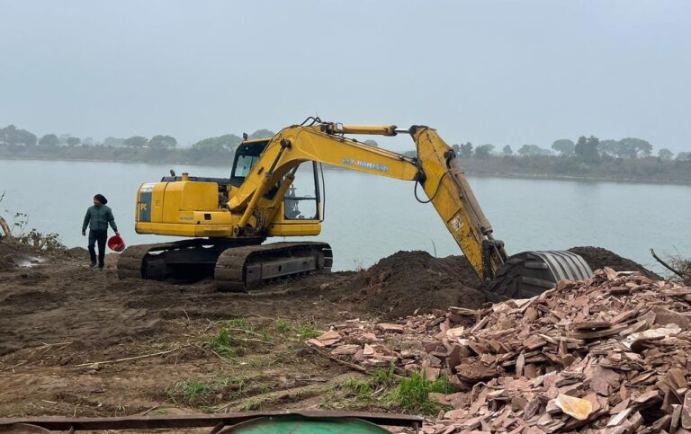 लंबे समय से रेत अवैध निकासी पर प्रशासन की कार्यवाई, वोट तोड़ी मशीन जप्त