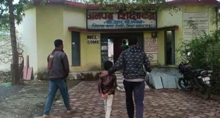 शिक्षक करता था शराब पीकर बच्चों के साथ मारपीट! शिक्षक निलंबित