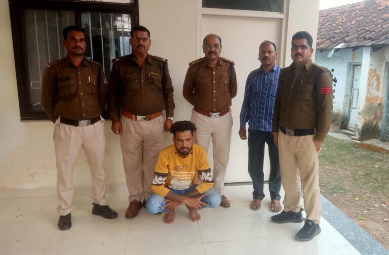 सागर पुलिस ने जिला बदर के आरोपी को प्रतिबंध इलाके में मिलने पर पकड़ा