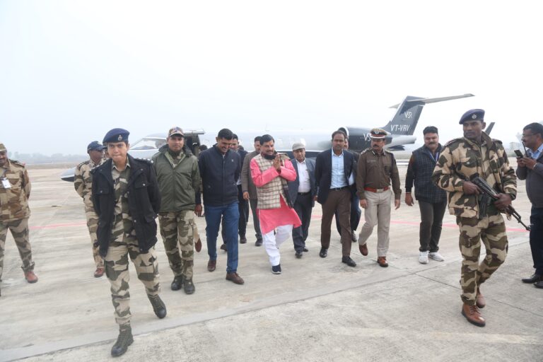 मुख्यमंत्री डॉ. मोहन यादव खजुराहो विमानतल पहुंचे : जनप्रतिनिधियों एवं अधिकारियों ने किया आत्मीय स्वागत