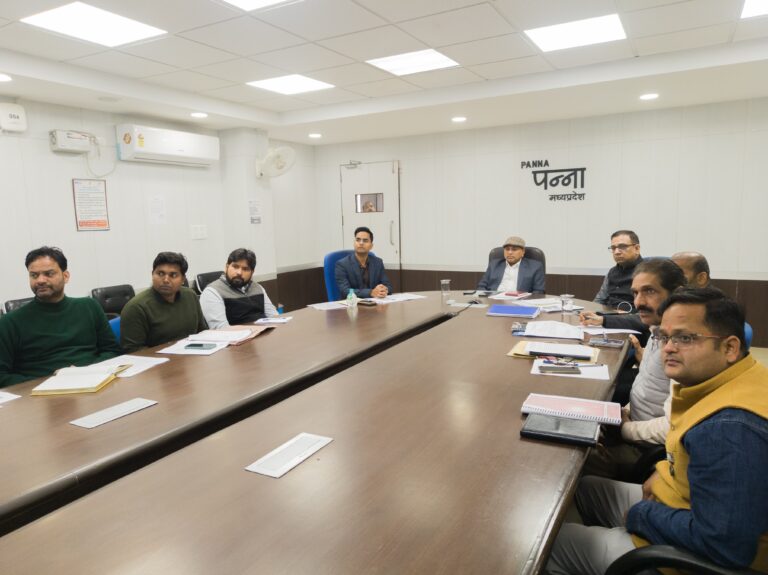 संभागायुक्त ने पन्ना के अधिकारियों के साथ की बैठक,विकास कार्यों की जानकारी लेकर दिए आवश्यक निर्देश