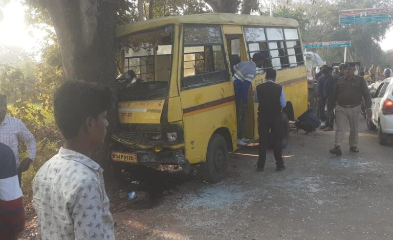 तेज रफ्तारस्कूली बस पेड़ से टकराई, 21 छात्र घायल 14 बीएमसी रेफर