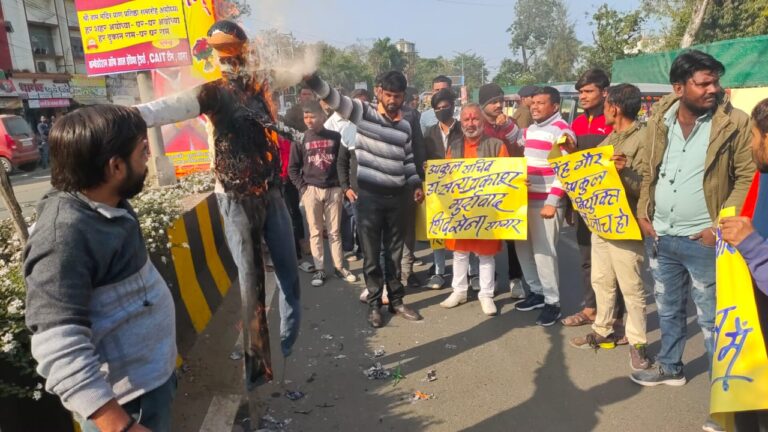 शिवसैनिकों ने कुलपति निवास पर प्रदर्शन कर प्रभारी कुलसचिव का पुतला दहन किया