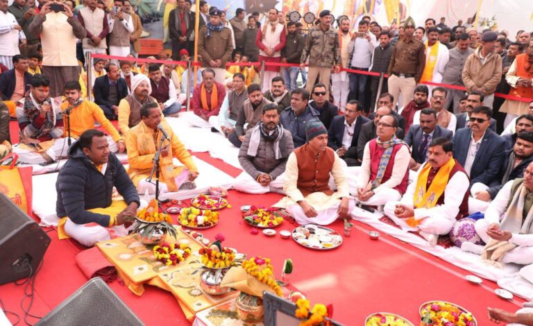 CM ने ओरछा के रामराजा मंदिर में पूजन विधि के साथ अयोध्या के श्री रामलला के प्राण प्रतिष्ठा समारोह का लाईव प्रसारण देखा