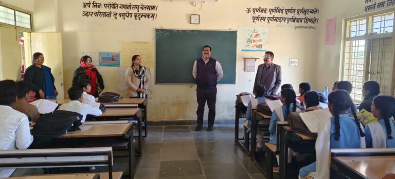 जिला शिक्षा अधिकारी, डीपीसी ने किया विभिन्न स्कूलों का निरीक्षण