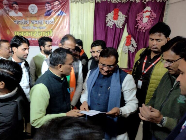 सागर में पत्रकारों पर हो रहे अत्याचार, पूर्व मंत्री को सभी ने सौपा ज्ञापन