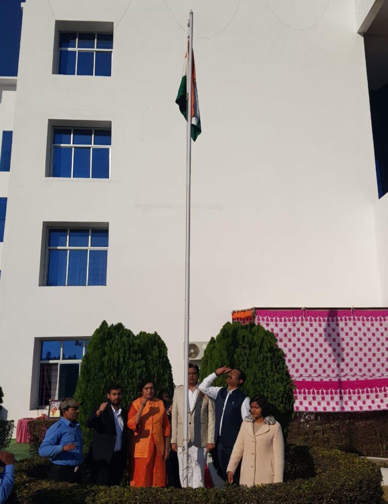 स्वामी विवेकानंद विश्वविद्यालय में बड़े हर्षोउल्लाष के साथ मनाया गया भारत देश का 75वाँ गणतंत्र दिवस