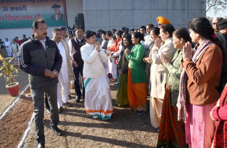 तिरंगा रंग की साड़ी पहने दिखी डॉ गौर विश्वविद्यालय की कुलपति, विवाद