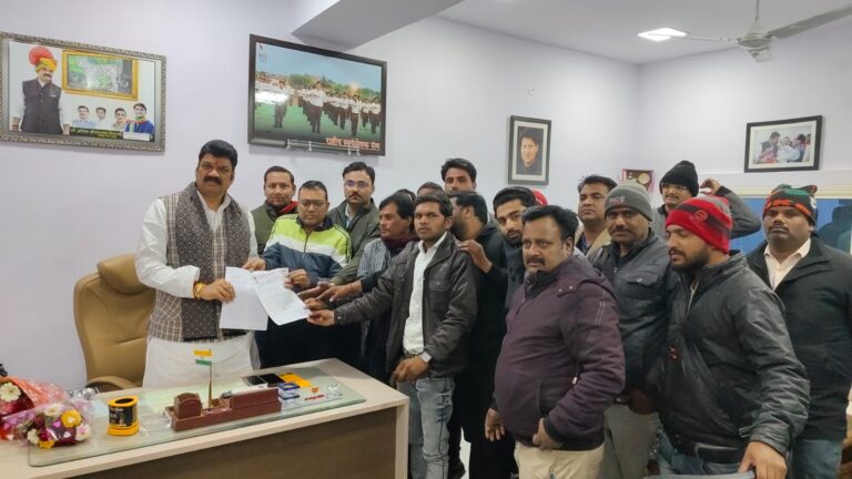 न्यायालय परिसर में पत्रकार के साथ हुई घटना पर श्रमजीवी पत्रकार संघ ने दिया मंत्री श्री राजपूत को ज्ञापन 