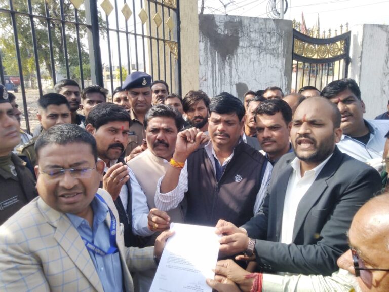 सरदार वल्लभ भाई पटेल की प्रतिमा के साथ घटित घटना के विरोध में ज्ञापन सौंपा