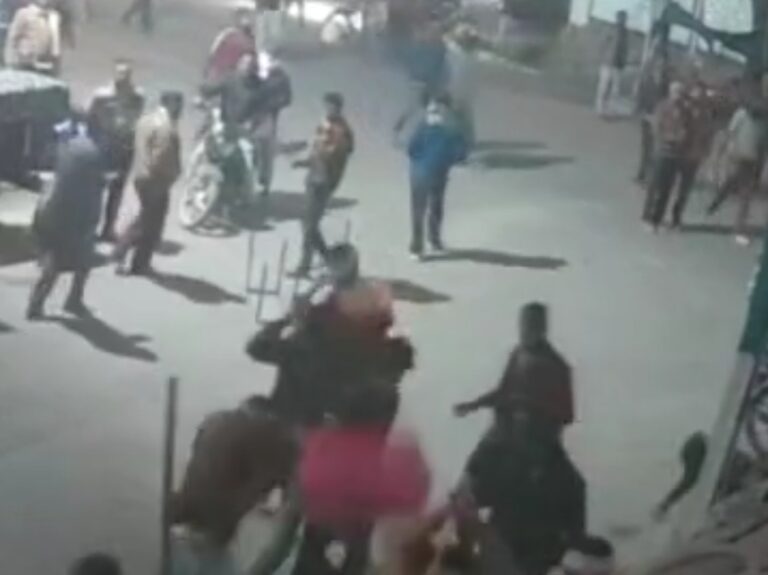 सब्जी लेने के बाद पैसे को लेकर हुआ विवाद,विवाद में युवक से डंडों से मारपीट 