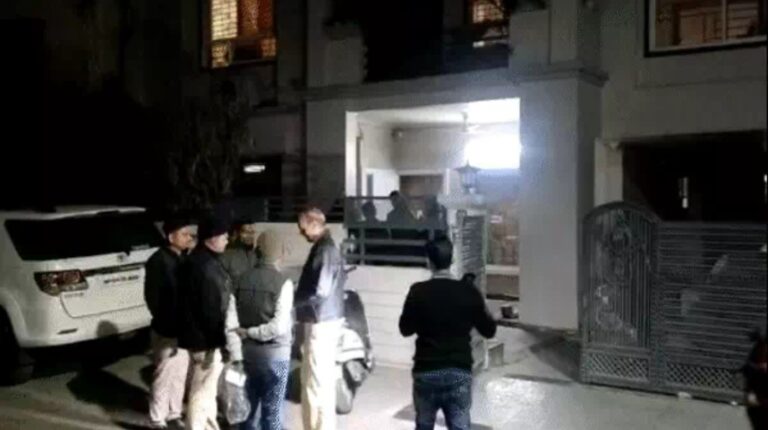 पेंटर बनकर घर में घुसे 3 आरोपियों ने महिला को चाकू अड़ाकर लूटे 3 करोड़ रुपए