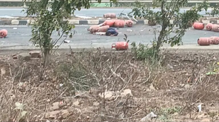 ट्रक और कंटेनर की हुई भिड़ंत ,ड्राइवर की हुई मौत