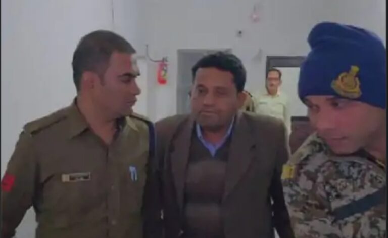 महिला आई.ए.एस को रिश्वत देना निलंबित शिक्षक को पढ़ गया महंगा,जिला पंचायत सीईओ ने करवाया गिरफ्तार 